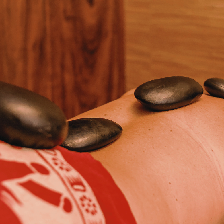 MASSAGEM COM PEDRAS AQUECIDAS